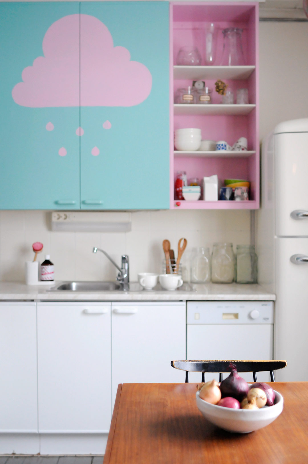 Vaaleanpunaisia pilvenhattaroita keittiönkaapeissa