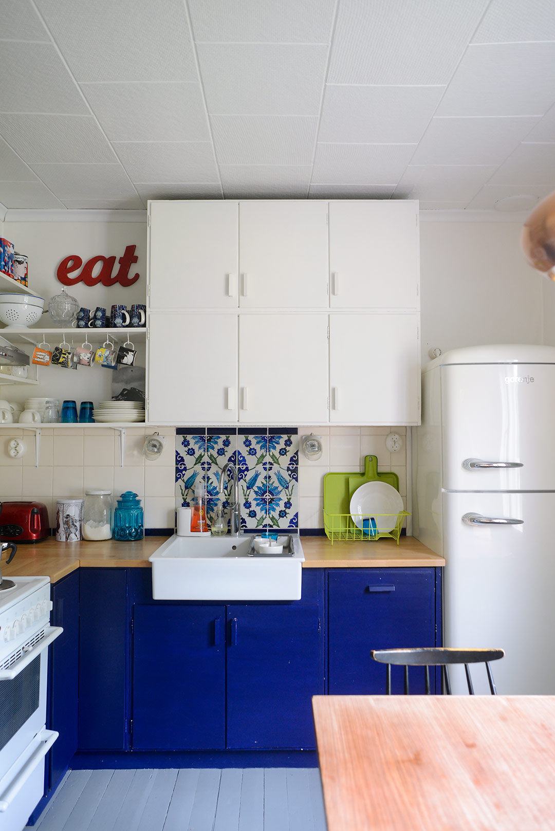 Blue and white 50s style kitchen