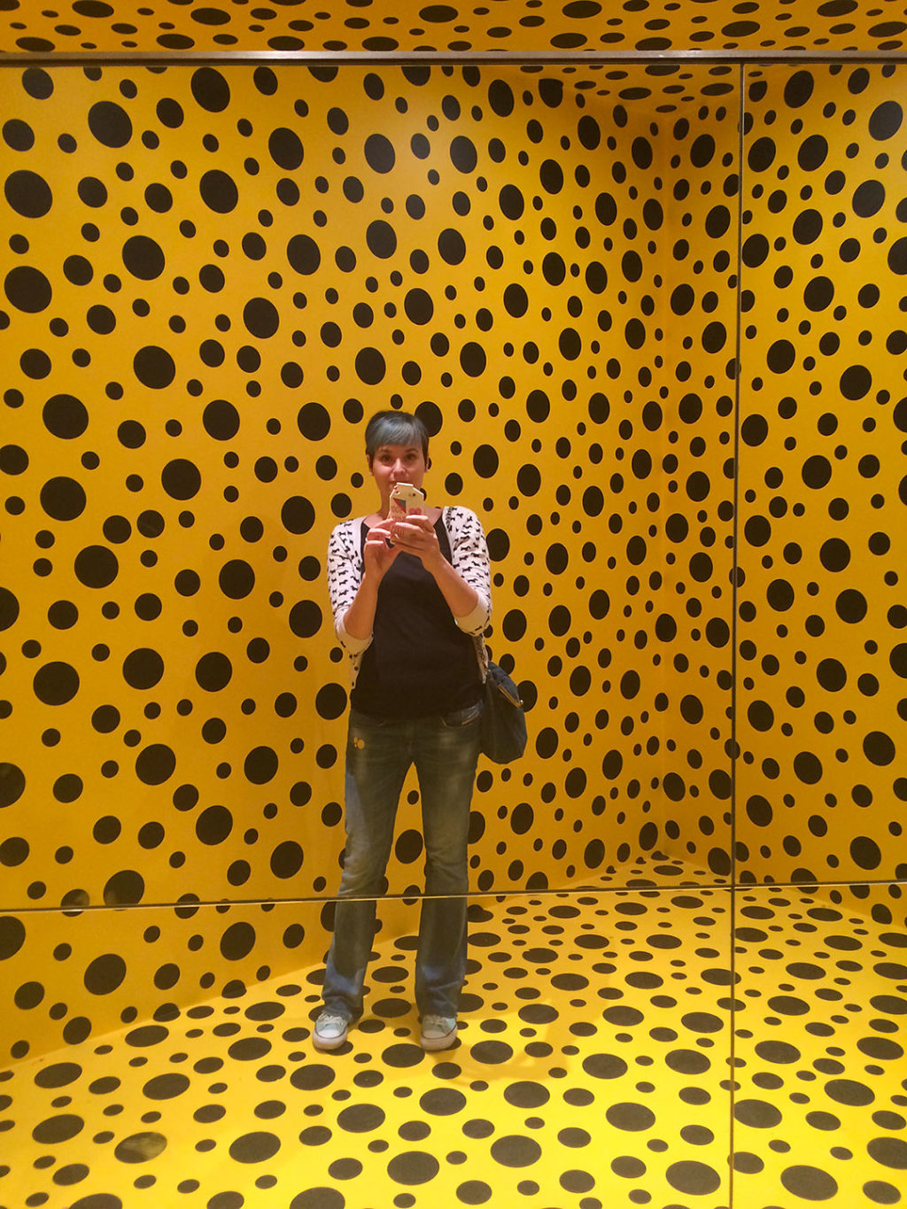 Yayoi Kusaman äärettömyydessä Helsingin taidemuseossa