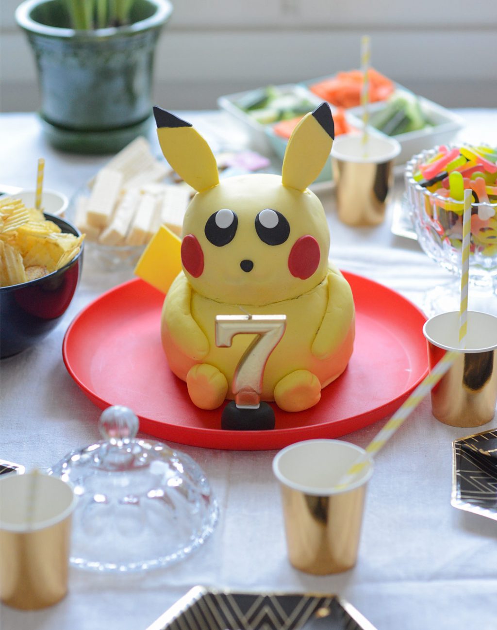 Pokemon-teemasynttärit Pikachu-kakulla